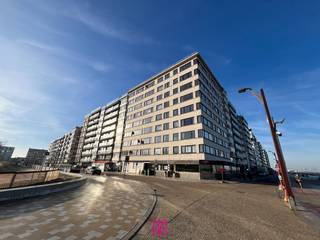 Un appartement de 2 chambres à coucher idéalement situé et rénové, situé au 8ème étage d'une résidence haut de gamme bénéficiant d'une vue PHÉNOMÉNALE sur la mer et les dunes. Cet appartement prêt à vivre a été récemment rénové et comprend une entrée avec placards vestiaire, séjour avec vue imprenable sur la mer et les dunes, une cuisine ouverte entièrement neuve avec l'électroménager nécessaire dont lave-linge, 2 chambres à coucher dont 1 pour un double lit et la 2ème pour un lit superposé et une salle de bains moderne neuve avec douche à l'italienne et W.C. Local à vélos dans l'immeuble. Très belle offre !