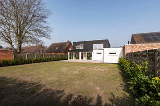 <strong>Volledig gerenoveerde ruime gezinswoning met 6 slaapkamers en 4 badkamers, tuin en garage. Zeer gunstige en rustige ligging in een doodlopende straat in het grensdorp Meerle. Opritten snelwegen Breda-Antwerpen-Eindhoven-Rotterdam op 5 km.<br />INDELING :<br />Gelijkvloers :<br />Inkomhal : </strong>14,00 m² : trap naar de verdieping, gastentoilet.<br /><strong>Woonkamer : </strong>36,70 m² : tegelvloer<br /><strong>Eethoek :</strong> 17,50 m² : met toegang tot het terras en de tuin<br /><strong>Keuken :</strong> 40,00 m²<br /><strong>Slaapkamer 1 : </strong>15,00 m²<br /><strong>Slaapkamer 2 : </strong>11,00 m²<br /><strong>Badkamer :</strong> met inloopdouche, wastafel.<br /><strong>Garage : </strong>25,00 m²<br /><strong>Verdieping<br /></strong><strong>Nachthal met </strong><strong>Toilet<br />Slaapkamer 3 : </strong>met <strong>badkamer 2 : </strong>met inloopdouche en wastafel.<br /><strong>Slaapkamer 4 </strong><br /><strong>Slaapkamer 5 : </strong>met <strong>badkamer 3 : </strong>met inloopdouche en wastafel.<br /><strong>Slaapkamer 6 : </strong>met <strong>badkamer 4 </strong><strong>:</strong> met dubbele wastafel, ligbad en inloopdouche.<strong><br /></strong>