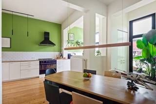 Op zoek naar een instapklare, modern gerenoveerde woning met tof dakterras? Dan mag u dit pand niet missen!<br /><br />Deze charmante stadswoning werd volledig en heel modern gerenoveerd, met een kwalitatieve afwerking.<br /><br />U betreedt de woning via een ruime inkomhal met voldoende plaats voor het plaatsen van meerdere fietsen. Verder in de hal bevindt zich aan de rechterzijde de trap naar de bovenverdiepingen. Naast de trap vindt u een praktische wasberging en een apart gastentoilet.<br /><br />Op de eerste verdieping bevindt zich de lichtrijke leefruimte met open, volledig geïnstalleerde keuken uitgerust met kwalitatieve SMEG-toestellen. Aansluitend is er een aangenaam dakterras waar u in alle rust kan genieten. De achtergevel werd gerenoveerd en mooi afgewerkt met houten latjes.<br /><br />De tweede verdieping beschikt over twee volwaardige slaapkamers. De master bedroom is voorzien van een ensuite badkamer. De tweede kamer wordt momenteel ingericht als bureau, maar kan perfect dienen als ruime slaapkamer.<br /><br />Kortom, een uniek en veelzijdig pand met tal van mogelijkheden op een centrale ligging in Antwerpen!<br /><br />Extra troeven:<br />- Volledig gerenoveerde woning<br />- EPC C<br />- Elektriciteit conform<br />- Centrale ligging<br /><br />Interesse? Neem vandaag nog contact op voor een rondleiding via info@jamar.immo of 03 435 31 33.<br /><br />Wg, Vg, Vkr, Gvv, Niet gelegen in overstromingsgevoelig gebied<br />Op voorbehoud van opsplitsing