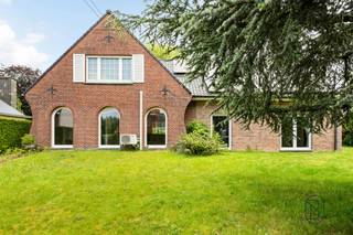 In Herseaux, prachtige 4-gevelvilla met royale volumes!
Gelegen op een schitterend perceel van 2.037 m², onderscheidt deze villa zich door haar ruime leefruimtes, aangelegde tuin met vijver en kwalitatieve afwerking. Daarnaast beschikt de woning over 32 zonnepanelen, een echte troef op energetisch vlak.
Het gelijkvloers omvat een inkomhal, een grote lichtrijke leefruimte met gashaard, een uitgeruste keuken, een doucheruimte en bergruimtes.
Op de verdieping: nachthal, 4 slaapkamers, waarvan één met dressing, complete badkamer met ligbad, inloopdouche, dubbele wastafel en apart toilet.
Functionele kelder met wijnkelder, technische ruimte en opbergruimtes.
Buiten geniet u van een afzonderlijke dubbele garage in de tuin, privatieve parkeerplaatsen en een aangename groene omgeving met vijver.
Comfort: centrale verwarming op gas, airconditioning, dubbele beglazing, elektrische rolluiken, alarmsysteem, regenwaterput en gemotoriseerde garagepoorten.
Bewoonbare oppervlakte: 289 m²
Perceeloppervlakte: 2.037 m²
EPC: B — 150 kWh/m²/jaar