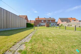 Te renoveren halfopen bebouwing met drie slaapkamers (vier mogelijk) op een perceel van 600 m² op goed bereikbare locatie te Oostnieuwkerke...