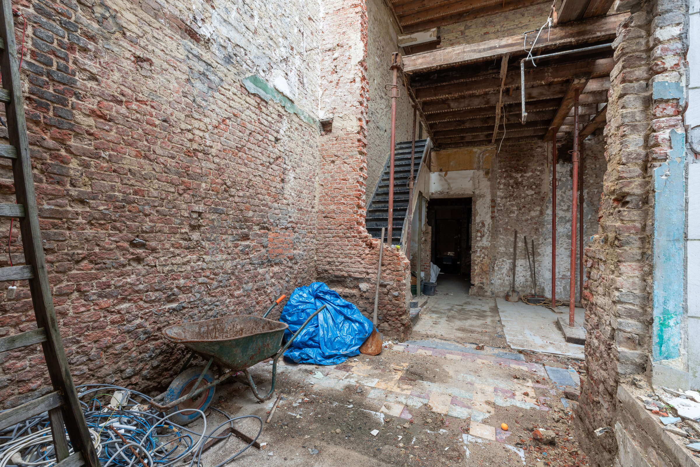 Te verbouwen woning met veel mogelijkheden in Antwerpen - foto 4