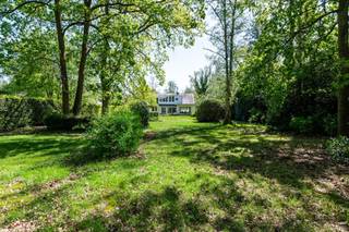 Op een zeer goede locatie in Koningshof bevindt zich deze te renoveren villa op ca. 3.025m². Het eigendom is gelegen tussen de dorpskernen van...