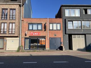 Handelsruimte ingericht als café met een bovengedeelte van ca. 106m² gelegen aan de stadsrand van Herentals.Indeling en omschrijving:Aan de voorzijde...