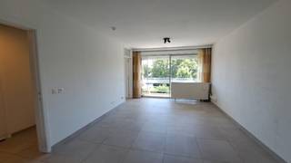 Recent <strong>gerenoveerde en VERHUURDE SERVICEFLAT - ASSISTENTIEWONING</strong> met <strong>TERRAS </strong>en <strong>AUTOSTANDPLAATS </strong>te koop in <strong>Residentie Berkenhof </strong>in <strong>Assebroek</strong>, net buiten het centrum van <strong>Brugge </strong>en midden in een aangename woonwijk. Diverse winkels, bakker, kapper en openbaar vervoer op wandelafstand. <br /><strong>+ Thans VERHUURD! = Een interessante en rendabele vastgoedinvestering met onmiddellijk verhuurrendement !</strong><br />+ Recente renovatie volgens de laatste standaarden!<br /><strong>+ Autostandplaats inbegrepen! </strong><br /><strong>+ Energielabel B! </strong><br />+ Zeer goede Mobiscore van 8,6 op 10! <br />+ Zonneluifel geplaatst!<br /><br />Huidige huurprijs bedraagt <strong>21,60 euro per dag</strong>!<br /><br />Omvat een inkom, lichtrijke leefruimte, ingerichte keuken, slaapkamer met aansluitend een badkamer met inloopdouche en een terras met zonneluifel.<br />Gvg,Wg,Gmo,Gvkr,Gvv<br />P-score=A G-score=A<br /><br />Bruikbare vloeroppervlakte 53 m²