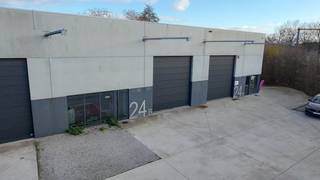 Newly built SME unit (warehouse) of approximately 209 m² made available. Located on the Roeselare canal. Fully finished with high quality materials.Free from March 1, 2026. project TRIPLE TOWERSSome of the specifications:- skylight - polyconcrete floor- free height of approx. 5.5 m- 4MB x 4.4mH automatic sectional port - private outdoor lighting above the gate- lighting in the shed- telenetTruck accessible. 2 private parking spaces available.Possible to install an office in consultation with the landlord.Contemporary stylish architecture (3 architects).Excellent location near the E403 Roeselare - Haven exit and the center.Must primarily serve for storage! Property tax and syndic costs borne by the beneficiary. Are you looking for commercial real estate consisting of a warehouse made available in Roeselare? Do not hesitate to contact us on 051 21 22 23.