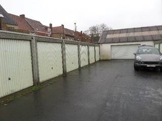 residentie 't PerretjeDeze garage is gelegen in het centrum van Assebroek en is afgesloten met een kantelpoort.www.desmetpoupeyebrugge.beVoor meer...