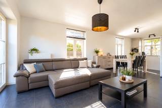 <strong>Deze verzorgde woning is rustig gelegen in de Krokusweg in Rijkevorsel, op korte afstand van het centrum en de nodige voorzieningen.</strong><br /><br />Via de inkomhal, met apart gastentoilet, komt u binnen in de leefruimte. Hier is voldoende plaats voor een gezellige zit- en eethoek en dankzij de grote ramen geniet de ruimte van veel natuurlijk licht. De open keuken is voorzien van alle moderne voorzieningen. Aansluitend bevindt zich een praktische bergruimte met plaats voor onder meer de wasmachine en extra opbergruimte.<br /><br />De trap brengt u naar de verdieping, waar zich drie slaapkamers en de badkamer bevinden. De badkamer is uitgerust met een ligbad, aparte douche en een dubbel badkamermeubel.<br /><br />Achteraan beschikt de woning over een aangename tuin met terras.<br /><br />Ook energetisch scoort de woning bijzonder goed, met een EPC van 108 kWh/m². De elektrische installatie is bovendien conform. De woning wordt momenteel verhuurd en kan daardoor ook interessant zijn voor wie op zoek is naar een vastgoedinvestering.<br /><br /><span>Bijzonderheden</span><br />
<ul>
<li>EPC-label B – 108 kWh/m²</li>
<li>Elektrische installatie conform</li>
<li>3 slaapkamers</li>
<li>Badkamer met ligbad, douche en dubbel badkamermeubel</li>
<li>Apart gastentoilet</li>
<li>Praktische berging met aansluiting voor wasmachine</li>
<li>Tuin met terras</li>
<li>Rustige ligging nabij het centrum van Rijkevorsel</li>
<li>Momenteel verhuurd</li>
</ul>