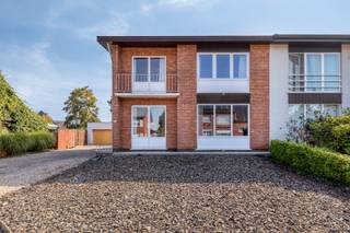 <strong>Halfopen woning op een perceel van 10a 69ca te koop in Schoot, Tessenderlo</strong><br /><br />In het centrum van Schoot (Tessenderlo) vinden we deze leuke halfopen bebouwing. De woning is centraal gelegen met een vlotte verbinding naar de E313. Een supermarkt, scholen, horeca en openbaar vervoer zijn eveneens vlot bereikbaar. Verder is de woning kort gelegen bij natuurgebied Gerhagen, ideaal voor natuurliefhebbers.<br /><br />We betreden de woning via de inkomhal die uitgeeft op de ruime leefruimte (32,4m²). De leefruimte werd gezellig ingericht en voorzien van een mazoutkachel. Naast de leefruimte bevindt zich de keuken (13,7m²) met zicht op de tuin. De keuken is uitgerust met een kookvuur met dampkap en een spoelbak. Achter de keuken is een berging met aansluiting voor wasmachine en droogkast. Verder bevindt zich hier ook het aparte toilet.<br /><br />Op de eerste verdieping bevinden zich drie ruime slaapkamers (12,6m², 16m² en 15,6m²) en de badkamer. De masterbedroom heeft een leuk balkon aan de voorzijde van de woning.<br /><br />Voor het parkeren van de wagen, of voor extra opslagruimte, is er een garagebox (19,15m²) met berging (8,3m²).<br /><br />De woning heeft een prachtige zuid georiënteerde tuin (10a 69ca) waar het heerlijk vertoeven is.<br /><br />De centrale verwarming gebeurt via een mazoutkachel in de leefruimte. De muren en het dak zijn geïsoleerd en de ramen zijn voorzien van HR-beglazing (PVC). De berekende energiescore bedraagt 385 kWh/m²jaar wat resulteert in een energielabel D.<br /><br />Spreekt deze leuke halfopen woning jullie aan? Contacteer ons via info@bosmanvastgoed.be voor meer info of een bezoek ter plaatse. Wij helpen jullie graag verder!