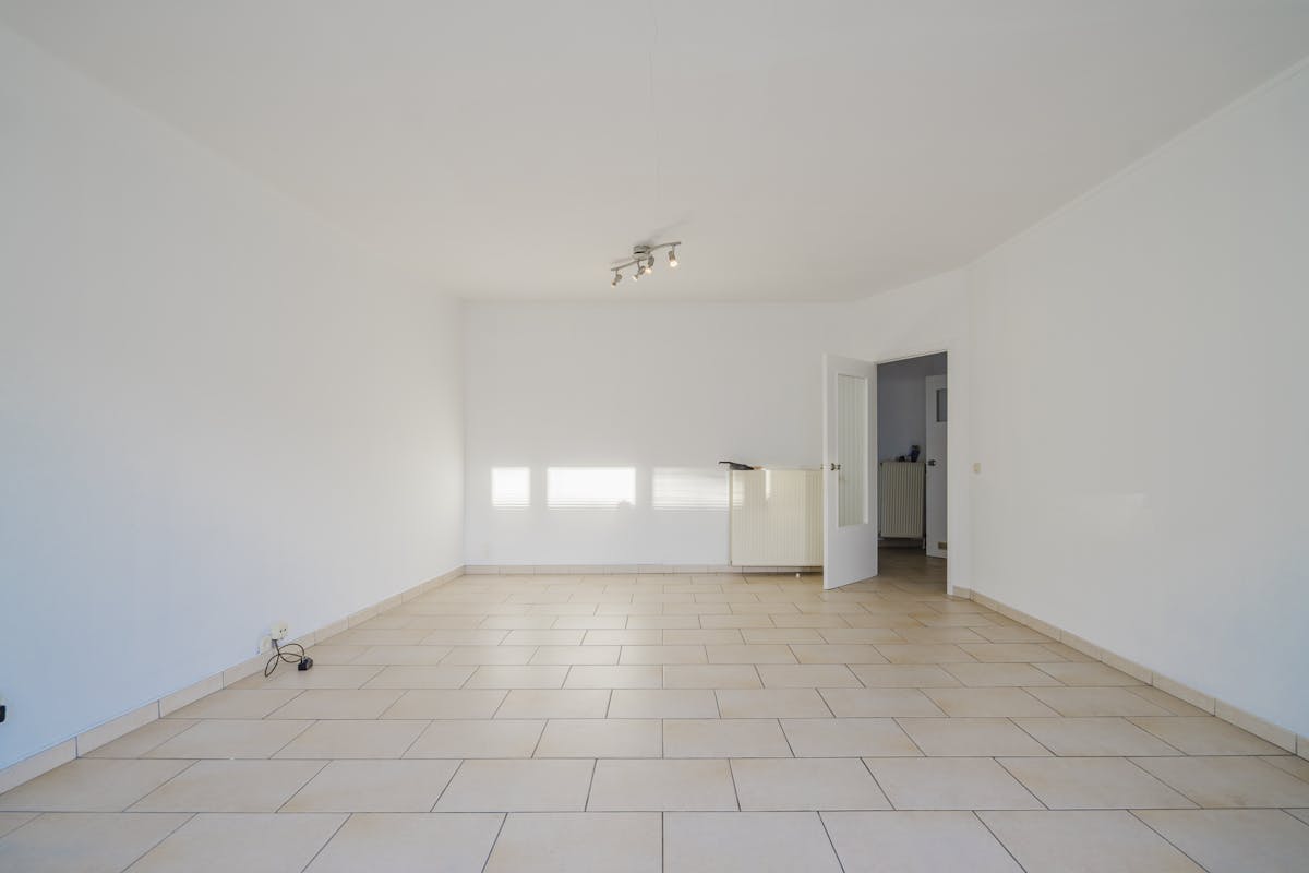 Opbrengsteigendom bestaande uit 12 garages, huis en appartement - foto 5