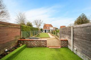 Op zoek naar een instapklare woning met ruimte, comfort én potentieel? Deze charmante woning in Hulste heeft het allemaal.
De woning beschikt over een praktische indeling met op het gelijkvloers de inkomhal, living, een ruime leefkeuken met vernieuwde keuken, een apart toilet en de badkamer.
Op verdieping +1 bevinden zich de nachthal en drie slaapkamers. De geïsoleerde zolder op verdieping +2 biedt bovendien de mogelijkheid om twee extra (slaap)kamers te creëren. Achteraan is er een tweede uitweg die rechtstreeks leidt naar de garage — een grote troef voor wie extra toegankelijkheid wenst.
Troeven: EPC D, conforme elektrische keuring, instapklaar, droge kelder, tweede uitweg naar garage
Een ideale gezinswoning voor wie comfortabel wil wonen.
Interesse? feline@immobeguin.be