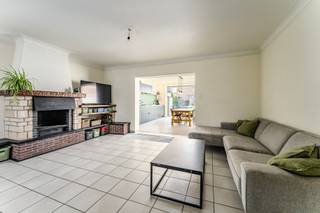 rong&gt;Te koop: Toffe gezinswoning in een residentiële buurt van Waregem, vlak bij het centrum van Nieuwenhove.
<p>Deze woning onderging al tal van renovaties waaronder het dak, de ramen en de badkamer. Achteraan de woning werd een volledig nieuwe uitbouw geplaatst met nieuwe keuken. Aansluitend kan je de eetkamer en living terugvinden. Op het gelijkvloers is ook nog een praktische wasberging en technische ruimte aanwezig.<br /><br />Op het eerste verdiep hebben we 3 slaapkamers en een badkamer. De badkamer is voorzien van bad, douche, dubbele lavabo en toilet. Via een vaste trap kan je ook nog de zolderkamer/ slaapkamer bereiken.</p>
<p><strong>Troeven:</strong><br />• Centrale ligging in Waregem nabij voorzieningen<br />• 3 volwaardige slaapkamers<br />• Energiezuinig met EPC-label B</p>
<p> </p>
<p>Neem vandaag nog contact op voor meer informatie of een bezoek.</p>
<p>JOUW DROOMHUIS. ZO GEVONDEN!</p>