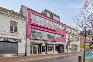 <p><strong><span>Gezellig dakappartement met 1 slaapkamer, terras en autostaanplaats</span></strong></p>
<p><span>Bent u op zoek naar een appartement of een interessante investering? Dan is dit gezellige dakappartement met een bewoonbare oppervlakte van </span><strong><span>85 m²</span></strong><span> zeker een bezoek waard.</span></p>
<p><span>Het appartement beschikt over een inkomhal met apart toilet, een lichtrijke woonkamer met directe toegang tot het aangename terras, waar u in alle rust kunt genieten van de buitenlucht. De open keuken sluit naadloos aan op de leefruimte en beschikt over een praktische berging.</span></p>
<p><span>Verder vindt u een slaapkamer met aansluitend een badkamer, uitgerust met een comfortabele inloopdouche. Daarnaast beschikt het appartement over een privatieve kelderberging, een autostaanplaats achter het gebouw en een lift, wat het wooncomfort extra verhoogt.</span></p>
<p><span>Het appartement is momenteel verhuurd met een </span><strong><span>huurovereenkomst van 3 jaar</span></strong><span>, gestart op </span><strong><span>15 april 2025</span></strong><span>, waardoor het ook een interessante opportuniteit vormt voor investeerders die op zoek zijn naar een onmiddellijk rendement.</span></p>
<p><strong><span>Troeven:</span></strong></p>
<ul>
<li><span>85 m² bewoonbare oppervlakte</span></li>
<li><span>Gezellig dakappartement</span></li>
<li><span>Woonkamer met toegang tot het terras</span></li>
<li><span>Open keuken met praktische berging</span></li>
<li><span>1 slaapkamer</span></li>
<li><span>Badkamer met inloopdouche</span></li>
<li><span>Apart toilet</span></li>
<li><span>Privatieve kelderberging</span></li>
<li><span>Autostaanplaats achter het gebouw</span></li>
<li><span>Lift aanwezig</span></li>
<li><span>Momenteel verhuurd (contract gestart op 15/04/2025), ideaal als investering</span></li>
<li><span>De gevel van het gebouw wordt weldra in een lichte neutrale kleur geschilderd!</span></li>
</ul>