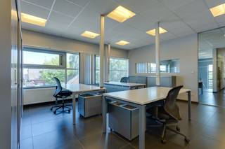 Ruim bemeubeld kantoor op het eerste verdiep (140 m²) Indeling:- Onthaalruimte (20 m²)- Directiebureel (35 m²)- Landschapsbureel (32 m²)-...