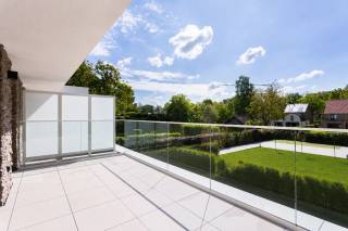 Welkom bij Residentie GOUWBERG, een exclusief nieuwbouwproject met 6 trendy appartementen (ca. 75m² - 92m²) die luxe, comfort en een tijdloze architectuur combineren.<br /><br />Gelegen op een prachtig zuidgericht perceel nabij het dorp van Schilde, biedt deze residentie een unieke combinatie van rust en bereikbaarheid. Zuid-gerichte tuinen en terrassen zorgen voor een ultiem wooncomfort. Geniet van een bruisend winkelcentrum, gezellige restaurants en prachtige dreven op wandelafstand.<br /><br />De appartementen, ontworpen door Christophe Baetens Architecten, blinken uit in moderne elegantie met een harmonieus lijnenspel en hoogwaardige gevelmaterialen. De grote raampartijen zorgen voor een overvloed aan natuurlijk licht.<br /><br />Van bij het ontwerp werd sterk ingezet op wooncomfort en energie-efficiëntie:<br />- Vloerverwarming en -koeling via lucht-waterwarmtepomp<br />- Ventilatiesysteem C+ met smartzones voor een gezond binnenklimaat<br />- Zonnepanelen voor een uiterst laag energiepeil (max. E20)<br /><br />Private bergingen in de kelder en 6 autostaanplaatsen en een fietsenberging achteraan het perceel.<br /><br />Grijp deze unieke kans en ontdek jouw droomappartement in Residentie GOUWBERG! Neem vandaag nog contact op met LISTED voor een persoonlijke projectpresentatie: +32 3 283 51 51.