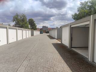 Zoekt u een garagebox regio Sint-Kruis? Dan kan deze garagebox u een oplossing bieden. Gelegen in de rustige zijstraat van de Moerkerkse steenweg...