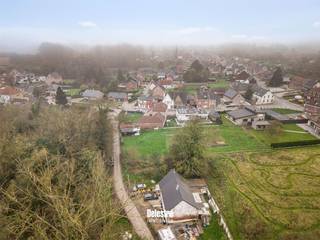 Rustig gelegen grond omgeven door groen, met een oppervlakte van 04 a 80 ca, nabij het centrum van Denderhoutem tussen Aalst en Ninove...