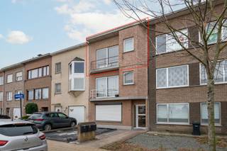 Dit appartement bevindt zich op de tweede verdieping van een kleinschalig gebouw in een rustige woonwijk, vlakbij het centrum van Stabroek.<br /><br />We betreden het appartement in de inkomhal die is voorzien van een gastentoilet met handenwasser.<br /><br />De lichtrijke leefruimte op tegelvloer heeft een goed verzicht (weinig inkijk).<br />De aansluitende open keuken, die is ingericht met een gasvuur, dampkap, oven, spoelbak en een koelkast.<br />Naast de keuken vinden we een praktische berging met aansluitingen voor wasmachine en droogkast. Hier bevindt zich tevens de verwarmingsketel op aardgas.<br /><br />Het appartement is voorzien van twee ruime slaapkamers, die beiden uitgeven op een ruim balkon.<br /><br />Ten slotte vinden we een badkamer die is voorzien van een bad-/douchecombinatie en een dubbele lavabo.<br /><br />Algemeen:<br /><br />- Direct beschikbaar.<br />- EPC B: 173 kWh/m²/jaar - UC: 2629487<br />- Er is de mogelijkheid een garage optioneel mee aan te kopen aan €25.000. Momenteel is deze verhuurd.<br />- Asbestveilig.<br />- Geen lift aanwezig.<br />- Elektriciteitskeuring niet conform.<br />- P-score: B - G-score: A.<br /><br />Dit appartement is centraal gelegen: winkels, scholen en openbaar vervoer zijn allemaal op wandelafstand!<br />De oprit van de autosnelweg is eenvoudig te bereiken met een goede verbinding naar Antwerpen, Nederland en de Haven.