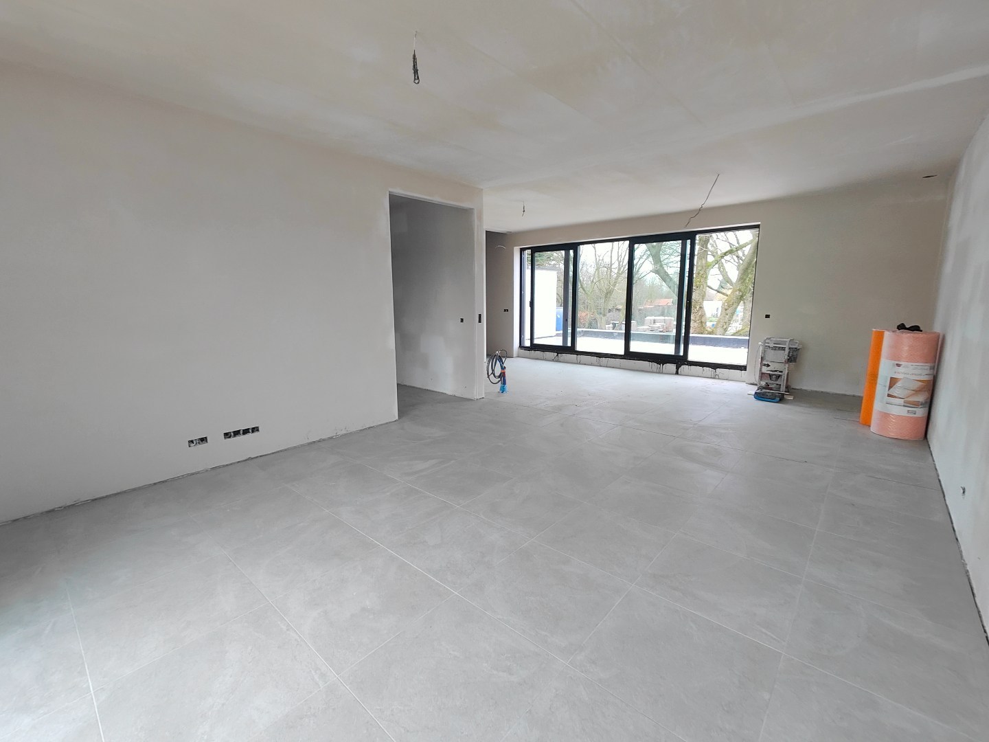 Afgewerkte woning met 3 slaapkamers &amp; ruim zonnig terras + autostaanplaats en berging - foto 3