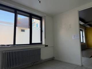 Praktijk - en/ of kantoorruimte te huur in hartje Aalst! Vlakbij het station en centrum tref je deze handelsruimte geschikt voor meerdere...
