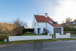 Villa orientée sud avec 4 chambres sur 999 m² située dans la Ranonkellaan à Koksijde, à proximité d'une réserve naturelle protégée. La villa a...