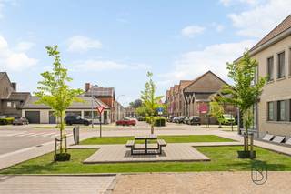 Topgelegen in centrum Oudenaarde: opbrengsteigendom bestaande uit 4 grote appartementen, grote dubbele garage, en een handelsgelijkvloers.
Handelsgelijkvloers met visibiliteit en aparte toegang, grote garage met extra bergruimte, en 4 identieke appartementen bestaande elk uit een inkom, toilet, grote lichtrijke leefruimte, keuken, 2 grote slaapkamers en badkamer.
Geen lift, geen syndic.
Meer info of bezoek? info@immobeguin.be