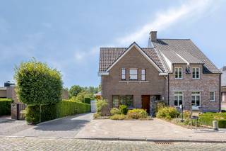 <p>Ben je opzoek naar een ruime woning met voldoende ruimte op een topligging?</p><p> </p><p>We bieden je graag deze leuke woning aan gelegen nabij het Kravaalbos op een gunstige locatie in Meldert met extra opslagruimte.</p><p>Belangrijke troeven: hernieuwbare energie (zonnepanelen), vernieuwingen doorheen de jaren, toplocatie, ...</p><p> </p><p>Bij het binnenkomen komen we in de inkomhal, die toegang geeft tot de lichtrijke en aangename leefruimte. Hier vinden we een gezellige eetplaats en een geïnstalleerde keuken met aansluitend een tweede zitruimte. Op het gelijkvloers bevinden zich daarnaast nog een praktische berging en een wasplaats.</p><p>Een absolute troef is het ruime zonneterras, waar je heerlijk kan genieten van de buitenlucht.</p><p> </p><p>Op de eerste verdieping bevinden zich twee slaapkamers en de badkamer. Via een vaste trap bereiken we de zolderverdieping, waar nog een derde slaapkamer is ingericht.</p><p> </p><p>Ook buiten heeft deze woning heel wat te bieden. Achteraan bevindt zich een ruime garage met aansluitend een polyvalente ruimte en voldoende extra bergruimte. Daarnaast beschikt de woning over een aangename tuin waar je in alle rust kan genieten.</p><p> </p><p><strong>Kortom: een ruime en veelzijdige woning met heel wat mogelijkheden, gelegen op een gunstige en groene locatie in Meldert.</strong></p>