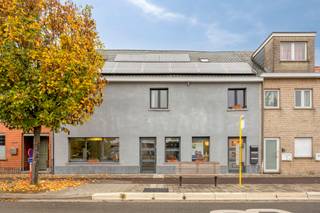 <h3><strong>Veelzijdig handelshuis met duplex appartement, tuin en dakterras – topinvestering tussen Mechelen en Leuven!</strong></h3>
<p>Unieke opportuniteit! Dit ruime handelshuis biedt talloze mogelijkheden dankzij de combinatie van een <strong>handelspand</strong>, een <strong>duplex appartement</strong> en <strong>twee afzonderlijke kamers met kitchenette</strong>.</p>
<p>Het handelspand beschikt over een <strong>polyvalente ruimte</strong>, <strong>keuken met bijberging</strong> en rechtstreekse toegang tot het <strong>terras en de grote tuin</strong>. Vanuit de keuken leidt een trap naar het duplex appartement met <strong>ruime leefruimte</strong>, <strong>volledig uitgeruste keuken</strong>, <strong>bureau</strong>, <strong>badkamer</strong>, <strong>dakterras</strong> en <strong>twee slaapkamers</strong>.</p>
<p>Daarnaast zijn er <strong>twee aparte kamers met gedeelde badkamer</strong>, ideaal als <strong>studentenkamers of huurunits</strong>.<br />Extra troeven: <strong>zonnepanelen met certificaten</strong>, <strong>kelder</strong>, en een <strong>centrale ligging tussen Mechelen en Leuven</strong>.<br /><br />Handelshuis - kantoor : epc D - 99m2 <br />Duplex app : epc B - 101Kwh -129m2<br />Kamer 1 : epc C - 288 Kwh - 19.5m2<br />Kamer 2 : epc D - 392Kwh - 26m2</p>
<p>📩 <strong>Contacteer Emma – emma@altro-vastgoed.be<span></span></strong> voor meer info of een bezoek.</p>