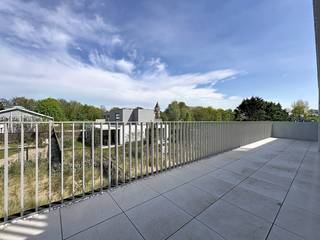 6% BTW mogelijk.  Ruim appartement met zeer ruim terras (52m²)  gelegen op het eerste verdiep van de Residentie AQUILO, een stijlvolle nieuwbouwresidentie waar comfortabel wonen en de charme van de Belgische kust samenkomen. Het project bestaat uit 16 moderne appartementen met twee of drie slaapkamers, elk afgewerkt met duurzame en kwalitatieve materialen.  De woonruimtes zijn ruim opgevat en baden in een sfeer van rust, licht en verfijning. Voor de appartementen op de tweede verdieping is een ruime zolderberging inbegrepen, wat zorgt voor extra praktische opbergruimte.  Bij het ontwerp werd niet alleen aandacht besteed aan esthetiek en comfort, maar ook aan energieprestaties en duurzaamheid. Elke woonunit beschikt over eigen zonnepanelen en wordt uitgerust met een warmtepomp, performante isolatie en een ventilatiesysteem D, wat bijdraagt aan een energiezuinige en toekomstgerichte woonkwaliteit.  Ondergronds is er de mogelijkheid om een afgesloten garage of private berging bij te kopen. Res. Aquilo 152 - 0102