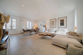 <p>Découvrez cette charmante maison située à Ophain, à proximité des commodités. Entièrement rénovée avec soin en 2021, elle développe environ 195 m² habitables et vous séduira par son cachet et sa luminosité.</p>
<p>Au rez-de-chaussée, elle se compose d’un hall d’entrée avec toilette séparée, d’une buanderie avec espace de rangement supplémentaire, d’un local technique, d’une cuisine entièrement équipée, d’un spacieux séjour de 28 m², ainsi que d’une chambre de 11 m² avec sa salle de douche.</p>
<p>À l’étage, un hall de nuit dessert trois belles chambres de 22, 22 et 23 m², ainsi qu’une salle de douche.</p>
<p>À l’extérieur, vous profiterez d’un agréable jardin avec terrasse, idéal pour vos moments de détente.</p>
<p>Aspects techniques : électricité conforme, PEB B, châssis en PVC double vitrage, raccordement à l’égout, adoucisseur d’eau, 20 panneaux solaires, chauffage au gaz avec chaudière à condensation.</p>
<p>Le bien étant actuellement occupé par des locataires, il ne sera probablement pas libre à l’acte. Un renom devra être notifié avec un préavis de 6 mois pour occupation personnelle.</p>
<p>Vous souhaitez organiser une visite ou obtenir de plus amples informations ? Contactez-nous au 02 319 46 46 ou par e-mail à admin.bw.centre@weinvest.be.</p>