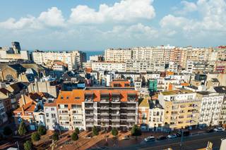 Binnenkort verrijst in het centrum van Blankenberge het nieuwbouwproject The Square I, gelegen in de belle-époquewijk en ontworpen volgens de kenmerkende architectuur van Architektenburo uit Knokke. Dit project omvat in totaal 33 units, waarvan 24 aan het Descampsplein (The Square I) en de overige 9 aan de Van Monsstraat (The Square II). De appartementen variëren in grootte, met één tot twee slaapkamers.<br /><br />De zonnige appartementen van The Square I bieden grotendeels een prachtig uitzicht op het Descampsplein. Alle woningen worden verwarmd met een warmtepomp die is gekoppeld aan vloerverwarming. Dankzij het ventilatiesysteem (type D), akoestische isolatie en thermische isolatie kunnen de E-peilen maximaal E30 bedragen.<br /><br />Het project biedt hedendaags comfort met ruime, zonnige terrassen op de verdiepingen en privétuinen voor de gelijkvloerse appartementen. Bovendien hebben toekomstige bewoners de vrijheid om hun appartement naar eigen smaak in te richten. De bouwheer voorziet royale budgetten en een interieurarchitect om te assisteren bij het volledige keuzetraject.