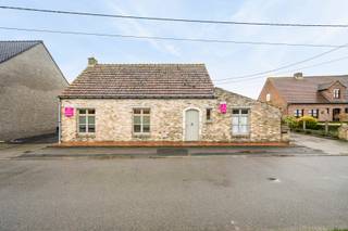 Deze alleenstaande woning is gelegen op een landelijke ligging in Houthulst.<br /><br /><span>De woning is als volgt ingedeeld:</span><br /><span>Gelijkvloerse verdieping: inkomhal met gastentoilet, leefruimte met aansluitend veranda met zicht op de tuin, keuken, badkamer, 2 ruime slaapkamers, tuin met terras, bijgebouw/ garage en een prachtig landelijk verzicht.<br />Zolderverdieping: mogelijkheid tot 2 slaapkamers.</span><br /><br />De woning beschikt ook over een ruime oprit, garage met bijgebouw en een tuin met prachtig landelijk verzicht.<br /><br />Deze prijs is een VANAFprijs. Elk bod gelijk of hoger aan deze prijs wordt voorgelegd aan de eigenaars.<br /><br /><span>PLUSPUNTEN:</span><br /><span>- ZEER RUSTIG GELEGEN</span><br /><span>- BIJGEBOUW</span><br /><span>- MOGELIJKHEID TOT 4 KAMERS<br /></span>