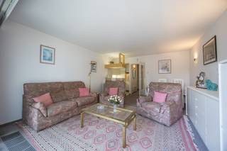 <p>Op een uitstekende ligging in <strong>Residentie</strong> <strong>Falcon</strong>, gelegen in de Vlaanderenstraat 3 te Middelkerke, bevindt zich dit <strong>ruime éénslaapkamerappartement met twee terrassen en zijdelings</strong> <strong>zeezicht</strong>. Dankzij de centrale ligging bevinden het strand, de zeedijk, het casino, winkels, horecazaken en het openbaar vervoer zich allemaal op wandelafstand.<br /><br />Het appartement biedt <strong>heel wat potentieel en de mogelijkheid om het volledig naar eigen smaak en wensen te moderniseren</strong>. In combinatie met de gunstige ligging en praktische indeling maakt dit de eigendom bijzonder geschikt als <strong>tweede verblijf aan zee, vaste woonst of investering voor jaar- of vakantieverhuur.</strong><br /><br />De indeling omvat een <strong>lichtrijke leefruimte met open keuken</strong>, voorzien van de nodige toestellen. Vanuit de leefruimte heeft u rechtstreeks toegang tot een <strong>terras van ca. 4 m²</strong>, waar u geniet van <strong>zijdelings</strong> <strong>zeezicht</strong>.<br /><br />Verder beschikt het appartement over een badkamer met <strong>ligbad met douchemogelijkheid en wasmeubel.</strong> Het <strong>toilet</strong> bevindt zich <strong>afzonderlijk</strong>.<br /><br />De aparte slaapkamer is bijzonder ruim en geeft rechtstreeks toegang tot een <strong>tweede terras van ca. 7 m²</strong>. Samen bieden beide terrassen ongeveer <strong>11 m² aan buitenruimte</strong>, een mooie troef voor een appartement op deze centrale ligging.<br /><br />Het appartement is voorzien van <strong>houten schrijnwerk met dubbele beglazing</strong>. Een <strong>privatieve</strong> <strong>kelderberging</strong> is inbegrepen en daarnaast beschikt de residentie over een <strong>gemeenschappelijke</strong> <strong>fietsenberging</strong>.<br /><br />Een interessante opportuniteit voor wie op zoek is naar een ruim appartement met buitenruimte en zeezicht, dat nog volledig naar eigen smaak kan worden ingericht.<br /><br /><strong>Troeven:</strong></p>
<ul>
<li>Twee terrassen met een totale oppervlakte van ca. 11 m²</li>
<li>Zijdelings zeezicht</li>
<li>Ruime afzonderlijke slaapkamer</li>
<li>Veel potentieel om naar eigen smaak te moderniseren</li>
<li>Apart toilet</li>
<li>Privatieve kelderberging</li>
<li>Gemeenschappelijke fietsenberging</li>
<li>Centrale ligging nabij strand, casino, winkels en openbaar vervoer</li>
<li><strong>EPC-label B</strong></li>
</ul>
<br />Wenst u dit appartement zelf te ontdekken? Neem gerust contact op met ons kantoor voor meer informatie of om een bezoek ter plaatse in te plannen. Wij helpen u graag verder!