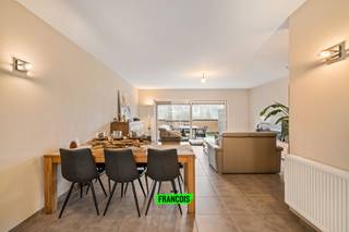 Dit charmante huis in de Smidsestraat biedt alles wat u zoekt voor comfortabel en gezellig wonen. Met drie ruime slaapkamers en een ruim terras...