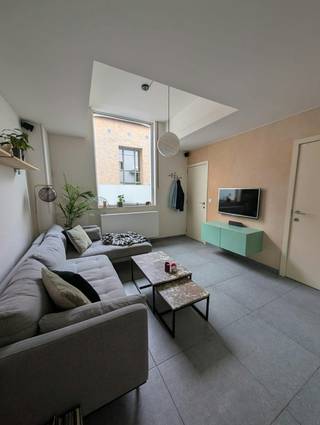 Op zoek naar een huis op een gegeerde locatie? Bekijk dan zeker deze instapklare rijwoning!Binnenkomen doe je in de leefruimte met hoog plafond. Aansluitend vind je een volledig uitgeruste keuken, waar een lichtkoepel zorgt voor voldoende natuurlijke lichtinval. De leefruimte geeft verder toegang tot een ruime berging waar aansluitingen voor wasmachine en droogkast voorzien zijn alsook een toilet met ruime inbouwkast. Op de eerste verdieping vind je de toegang naar het zonneterras. Verder is er een praktische badkamer met inloopdouche, lavabomeubel met ingebouwde opbergkast en toilethoek. Aan de voorzijde van het huis vind je een slaapkamer met mezzanine slaapgedeelte, ingebouwde kleerkast en een bureau. Op de bovenste verdieping brengt een kleine overloop met boekenkast je naar de ruime master bedroom. De woning werd volledig gerenoveerd in de periode 2013-2016 wat resulteert in een EPC B label. De woning beschikt verder over centrale verwarming op gas, is asbestvrij en heeft een gekeurde elektriciteitsinstallatie.De ligging is top: het centrum van Gent is op fietsafstand, maar je hebt hier toch de rust van een echte woonbuurt. Je zit vlakbij de verschillende Gentse stations en de grote uitvalswegen. Groen, winkels en leuke cafeetjes vind je om de hoek.Ben je benieuwd? Kom dan zeker eens een kijkje nemen op de kijkdag op 25 april. Afspraak maken kan via Dewaele.comDe algemene voorwaarden van Dewaele DIY kunt u steeds raadplegen via dewaele.com.Bestuursmaatregelen in het maatregelenregister: in aanvraag