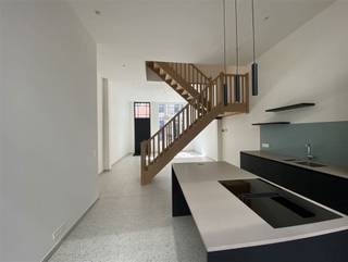 Charmante woning gelegen in het historische stadscentrum<br /><br />De woning is gelegen op wandelafstand van de Grote Markt, Groenplaats en de Meir. <br />Ruime en lichte leefruimte met open keuken en aanpalend groot terras. De keuken met eiland is voorzien van alle comfort. <br />Via de trap bereikt u twee slaapkamers met telkens een eigen badkamer. Een derde slaapkamer kan tevens gebruikt worden als bureau. <br /><br />Er bestaat een mogelijkheid om parking in de nabijheid te huren.