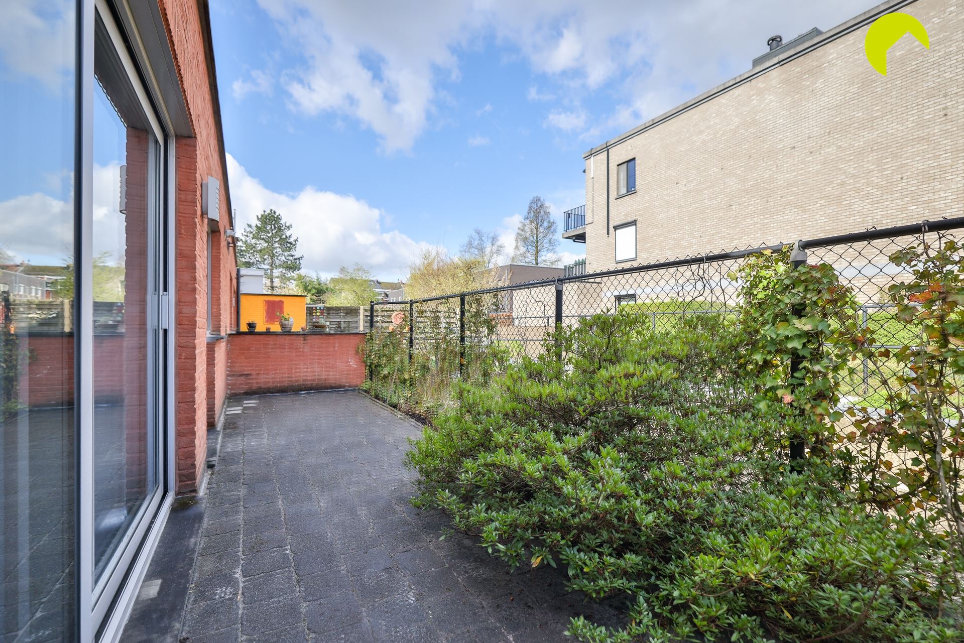 Zeer ruim gelijkvloers appartement nabij het centrum! - foto 3