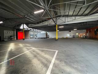 Deze opslagruimte met beperkte kantoren en sociale ruimtes bevindt zich op een uitstekend bereikbare locatie in Wetteren, vlak bij de <strong>E40 </strong>en de <strong>Brusselsesteenweg</strong>.<br />De site biedt vlotte verbindingen naar Gent, Brussel en omliggende regio’s.<br /><br />De unit omvat een totale oppervlakte van<strong> 3.832 m² met ruim buitenterrein</strong>. Kleinere oppervlakte huren is ook bespreekbar. Deze ruimte beschikt over vier laadkades en vier sectionale poorten. De units worden tijdelijk verhuurd, voorwaarden bespreekbaar .<br /><br />Neem contact op met<strong> PANORAMA B2B </strong>voor meer informatie, plannen of een vrijblijvend plaatsbezoek via<strong> 09 219 90 30</strong>.