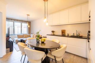 Trendy en instapklaar appartement met 2 slaapkamers, balkon en terras. <br />Op de tweede (bovenste) verdieping van een kleinschalige residentie aan de Lierse stadsrand.<br />Uitstekend gelegen, vlakbij openbaar vervoer, scholen, winkels en de ringweg. <br />Op een steenworp van de stadsvesten en op wandelafstand van de Grote Markt en het levendige stadscentrum.<br />Het appartement heeft volgende indeling: ruime inkomhal met maatwerkkast, open lichtrijke leefruimte met zicht aan de straatkant, volledig met merktoestellen geïnstalleerde open keuken, technische berging met aansluiting voor WM/DK en balkonnetje vooraan, apart toilet, comfortabele badkamer met lavabo en ruime inloop(regen)douche, inbouw vestiairekast, 2 volwaardige slaapkamers achteraan (master met toegang tot het terras). Het terras biedt optimale privacy en werd voorzien van een nuttige opbergkast. <br />Kenmerken <br />+ Volledig en vakkundig gerenoveerd in 2019
<br />+ Uitstekende locatie<br />+ Gunstige EPC-score (145 kWh/m² jaar) <br />+ Elektriciteit conform<br />+ Dak vernieuwd in 2025<br />+ Condensatieketel<br />+ Beperkte gemeenschappelijke kosten<br />+ Uitdovende huurovereenkomst <br />+ Ook interessant als investering<br />Bekijk dit leuke appartement alvast helemaal via onze 360° tour op www.avantivastgoed.be! <br />Geïnteresseerd in een bezoekje? Bel snel 0479 01 00 00 of mail naar info@avantivastgoed.be