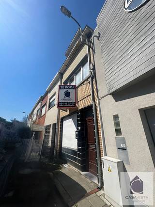 OPGEFRISTE GEZINSWONING MET TUIN. Dit gezellig pand is gelegen op een perceel van 260m2 met een prachtig uitzicht op de Dender en de gloednieuwe recreatiesite Den Bleek (vroeger Zwembad Den Open Dok). De woning biedt een bruikbare oppervlakte van 142m², verdeeld over drie bouwlagen, inclusief een woonkelder. De ruime, lichte woonkamer geeft op de aangrenzende keuken en badkamer en biedt via een betonnen trap toegang tot de tuin. De woning beschikt over een traphal en twee verdiepingen met in totaal vier slaapkamers en een hal. De zolder, bereikbaar via een luik, is geïsoleerd en geschikt als opslagruimte. De volledige kelder, toegankelijk via een vaste trap in de traphal, biedt mogelijkheden voor inrichting als hobbyruimte, atelier, etc. De praktische tuin heeft een achteringang via het Denderpad. De woning bevindt zich deels in een effectief overstromingsgevoelig gebied, maar dit beperkt zich tot het uiterst achterste gedeelte van het perceel. Centrale verwarming op gas met een gloednieuwe ketel van Vaillant (NOG NIET OPGENOMEN IN HET EPC), dubbele beglazing en EK conform. Vraag snel uw bezoek aan met Vastgoedmakelaar Cedric &amp; Team op 054412500 of via sociale media.