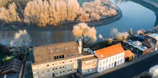 In Residentie Ter Schorre bevindt zich een LUXUEUS GELIJKVLOERSAPP 129m² in een GROENE OASE VAN RUST (nabij het centrum):Uitgerust met ruime inkomhal...