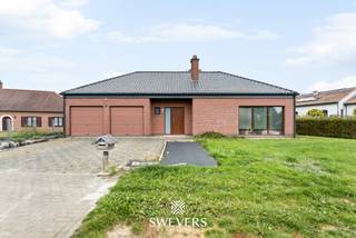 Voor meer info en foto’s, surf naar www.swevers.be – Op zoek naar een ruime open bebouwing met vijf slaapkamers en een uitzonderlijk groot perceel? Ontdek deze woning aan de Sint-Annastraat 42 in Tielt-Winge! Met 261 m² bewoonbare oppervlakte en een perceel van maar liefst 1.850 m² biedt deze eigendom heel wat mogelijkheden. De woning werd gebouwd in 1977 en is momenteel op te frissen, waardoor u alles naar eigen smaak kunt inrichten. Op het gelijkvloers vindt u een royale leefruimte van 58,17 m² en een keuken van 13,88 m². De inpandige dubbele garage van 31,84 m² biedt voldoende plaats voor twee wagens en extra bergruimte.<br />Op de eerste verdieping bevinden zich vijf volwaardige slaapkamers, met oppervlaktes van 11,90 m² tot maar liefst 25,09 m². Ideaal voor een groot gezin of wie extra ruimte zoekt voor een bureau, hobbykamer of logeerkamer. Daarnaast beschikt de woning over een badkamer die naar wens gemoderniseerd kan worden.<br />Het noordelijk georiënteerde perceel van 1.850 m² vormt een absolute troef. Hier geniet u van volop ruimte voor een prachtige tuin, terras, speelruimte of moestuin. Ook de ligging is praktisch. Scholen, winkels en ontspanning bevinden zich op ongeveer 1 km, openbaar vervoer op 700 meter en de snelwegen op 8 km. Een interessante opportuniteit voor wie ruimte, privacy en renovatiepotentieel zoekt! Voor meer informatie, bel 011 255 155. Bron bewoonbare oppervlakte: EPC – verslag.