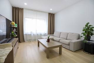 Deze volledig gerenoveerde woning is gelegen in het centrum van Verrebroek, nabij invalswegen en winkels. <br /><br />Op het gelijkvloers is er een inkomhal, een ruime en lichtrijke leefruimte en een moderne keuken. Verder is er nog een badkamer met bad en douche, een apart toilet en een bergruimte. <br /><br />Op de 1ste verdieping zijn er 3 grote slaapkamers, waarvan 2 met ingemaakte kasten en een toilet. <br /><br />De zolderverdieping is bereikbaar via een vaste trap en omvat nog een 4de slaapkamer. <br /><br />Buiten is het heerlijk vertoeven in de omheinde en zonnige tuin met overdekt terras en werkplaats. <br /><br />Bovendien kan het huurcontract voor een garage mee overgenomen worden.<br /><br />Leuke, energiezuinige woning met 4 slaapkamers!<br /><br />Wij leiden je graag rond.