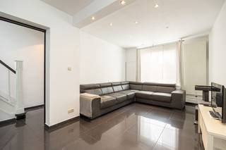 <p><span>Dit </span><span>volledig instapklaar huis</span><span> te koop bevindt zich op een toplocatie in Temse, vlakbij de winkelstraat en allerlei gezellige horecagelegenheden. Je kan alles te voet of per fiets doen. Ook met de wagen ben je snel op de belangrijke invalswegen en de E17 richting Gent en/of Antwerpen.</span></p><p><span> </span></p><p><span>Dit lichtrijke huis is volledig gerenoveerd en telt hierdoor heel wat positieve kenmerken waaronder een </span><span>leuke én lichtrijke koer (14m²),</span><span> een bruikbare oppervlakte van zo'n </span><span>135m² (cfr. EPC)</span><span>, twee slaapkamers met de mogelijkheid tot het maken van drie en een </span><span>volledig geïnstalleerde keuken. </span></p><p><span>Indeling</span></p><p><span>Gelijkvloerse verdieping</span></p><p><span>- inkomhal</span></p><p><span>- woonkamer</span></p><p><span>- volledig geïnstalleerde keuken met inductie, vaatwasser, ijskast, oven</span></p><p><span>- aparte toilet</span></p><p><span>- berging met voorziening voor wasmachine en droogkast</span></p><p><span>- zonovergoten koer van 14m²</span></p><p><span>- berging</span></p><p><span>- kelder</span></p><p><span>Eerste verdieping</span></p><p><span>- eerste slaapkamer 18m²</span></p><p><span>- badkamer met inloopdouche, bad, toilet en dubbele wastafel </span></p><p><span>Tweede verdieping</span></p><p><span>- derde slaapkamer (22m²) met de mogelijkheid tot splitsing in twee</span></p><p><span>Troeven</span></p><p><span>- centrale ligging in Temse</span></p><p><span>- Lichtrijk huis</span></p><p><span>- volledig instapklaar</span></p><p><span>Ben jij geïnteresseerd in dit volledig instapklaar huis te koop in Temse, ben je op zoek naar ander vastgoed, een investering of wens je de waarde van jouw eigendom te kennen? Dan ben je bij BOLT immo aan het juiste adres! Wij helpen jou graag verder.</span></p><p><span> </span></p><p><span> </span></p>