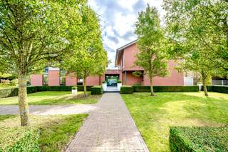 Grote degelijke villa met extra kantoor/prakijkvleugel, handige parking, en volledig onderkelderd. Mooi terras en aangename tuin met een...