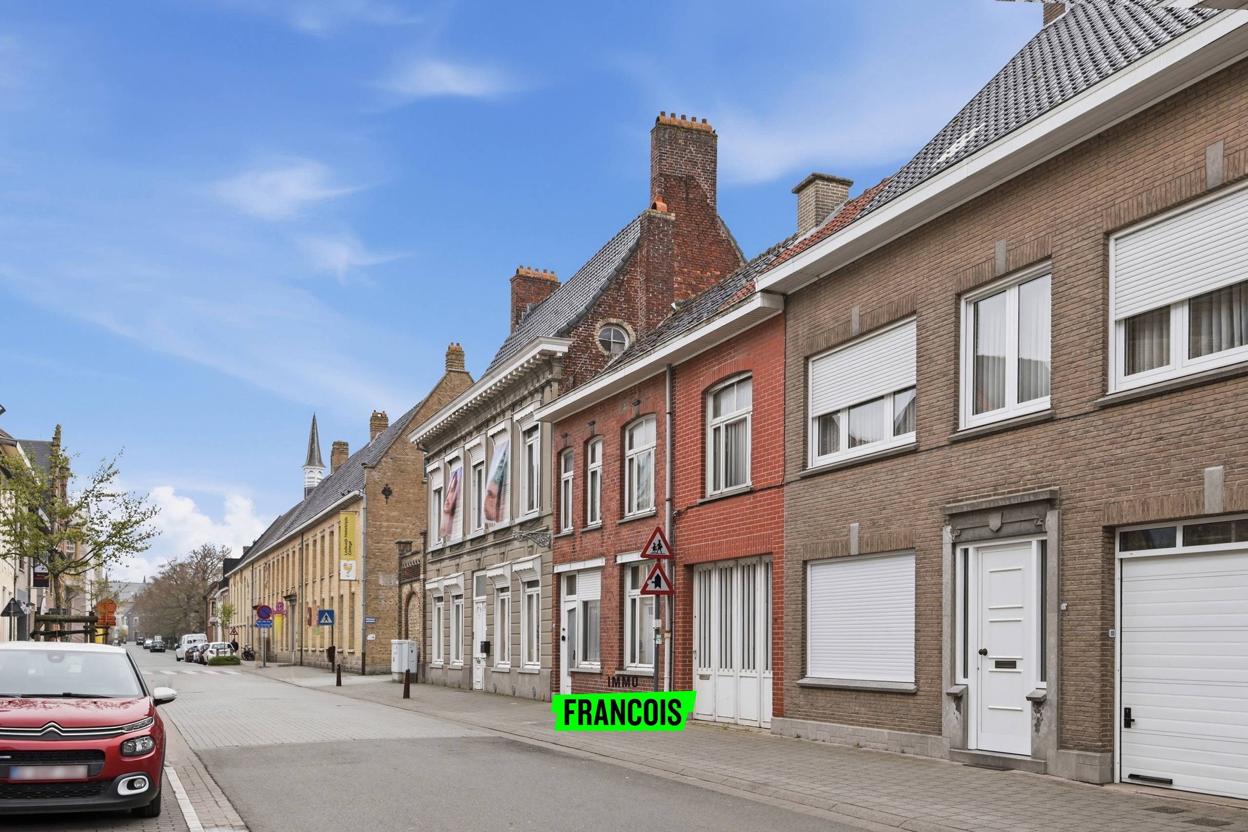 Te renoveren woning met lange garage in het centrum van Poperinge! - foto 2