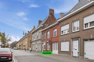 Deze verrassend ruime woning is gelegen pal in het centrum van Poperinge. De woning deed vroeger dienst als bakkerij, wat zorgt voor extra ruimte én heel wat mogelijkheden.<br /><br />De indeling gaat als volgt:<br /><br />GELIJKVLOERS<br /><br />inkomhal - gang - leefruimte en eetkamer - keuken - bakkersruimte - lange garage - buitenberging<br /><br />EERSTE VERDIEPING<br /><br />nachthal - 3 slaapkamers - badkamer - leefruimte met keuken (mogelijkheid tot 4 de slaapkamer) - zolder boven garage<br /><br />ZOLDERVERDIEPING<br /><br />Technische kenmerken:<br /><br />- Centrale verwarming op gas<br /><br />- EPC: label F<br /><br />- Asbestattest: nog in aanvraag<br /><br />- Dak: niet geïsoleerd<br /><br />- Enkele beglazing<br /><br />Benieuwd naar de mogelijkheden van deze eigendom? Contacteer Aline op +32 494 49 25 96 voor een bezoek ter plaatse!<br /><br />