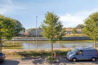 Droom je van wonen aan het water op een uiterst centrale locatie? Dit karaktervolle en instapklare appartement in Harelbeke is zeer ruim en heeft een fantastisch uitzicht op de Leie. Gelegen in de charmante Twee-Bruggenstraat bevind je je op wandelafstand van winkels, scholen en openbaar vervoer. <br /><br />Het appartement is gelegen op het eerste verdiep en is als volgt ingedeeld:<br />- Inkomhal met een afzonderlijk gastentoilet<br />- Lichtrijke leefruimte en zithoek met zicht op de Leie<br />- Geïnstalleerde gesloten keuken<br />- Praktische berging aansluitend aan de keuken<br />- Badkamer voorzien van een douche<br />- 2 volwaardige slaapkamers<br />- Aangenaam terras om buiten te genieten<br />- Extra berging met aansluiting voor de wasmachine<br />- manuele garage (optioneel aan te kopen voor € 25.000)<br /><br />Heeft u interesse in dit uniek appartement? <br />Contacteer Cléo (0472 18 39 96) voor meer informatie of voor het inplannen van een bezoek!<br /><br />Bestuursmaatregelen in het maatregelenregister: nee