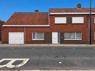 <strong>Ruime verzorgde woning met 6 kamers en garage.<br /><br />Indeling</strong><br />gelijkvloers: inkom met bureel / slaapkamer, woonkamer met aansluitende keuken en veranda, toilet, badkamer, garage met doorgang naar tuin en attelier.<br />eerste verdiep: 5 slaapkamers<br /><br /><strong>Troeven:</strong>
<ul><li>zolder en kelder</li><li>zeer lichtrijke woonkamer en keuken</li><li>logische indeling</li><li>ruime woning</li><li>garage en tuin</li></ul>
bij deze woning geldt de renovatieplicht