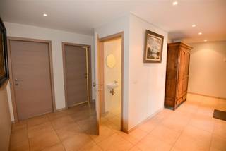 Ontdek dit prachtige appartement in het hartje van Wevelgem die met de lift onmiddellijk toegang geeft tot het appartement. De open en...